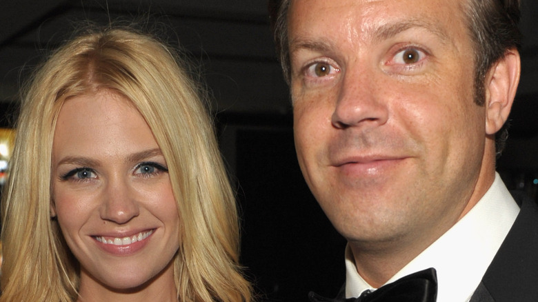 Jason Sudeikis et January Jones posant