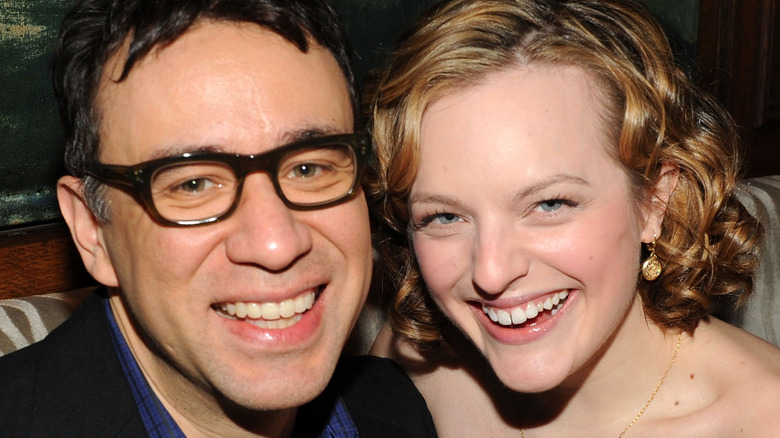 FRed Armisen et Elisabeth Moss se blottir