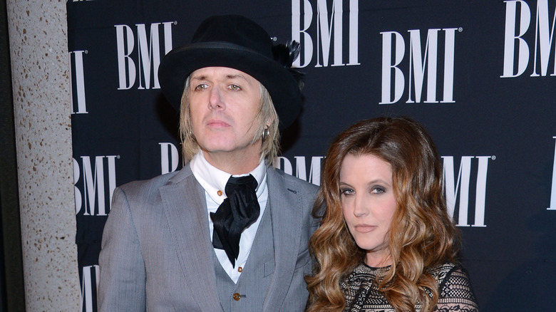 Lisa Marie Presley et Michael Lockwood posant ensemble