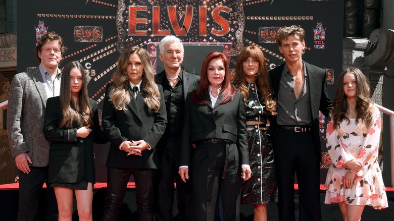 La famille Presley et les acteurs et l'équipe d'Elvis 