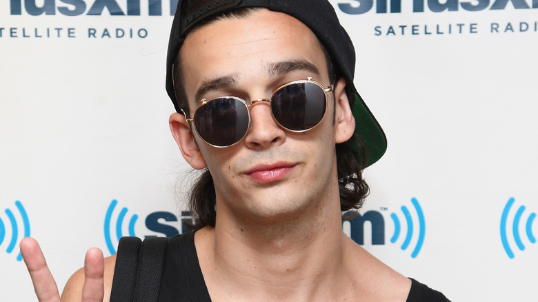 Matt Healy fait un signe de paix