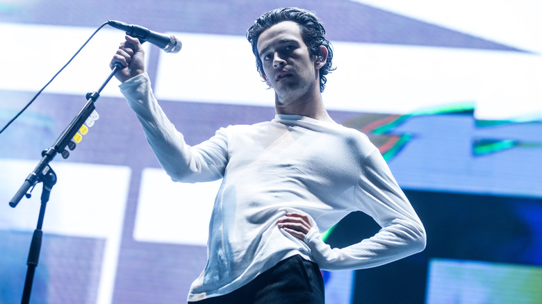 Matt Healy avec sa main sur sa hanche