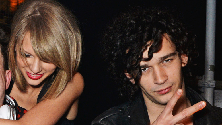 Taylor Swift à côté de Matt Healy, posant