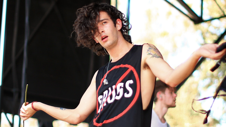 Matt Healy avec ses bras tendus