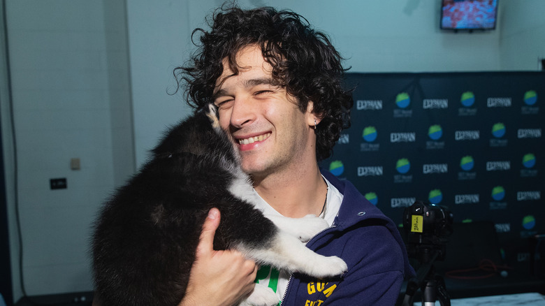 Matt Healy tenant un chiot