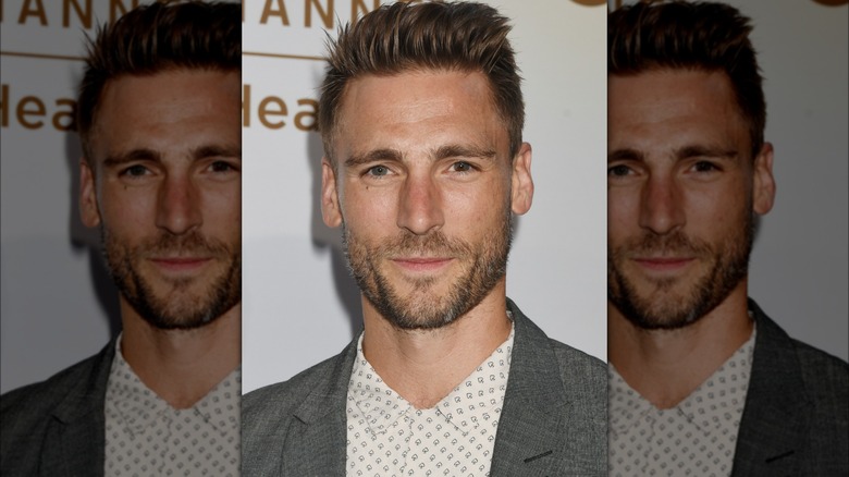 Andrew Walker posant lors d'un événement Hallmark