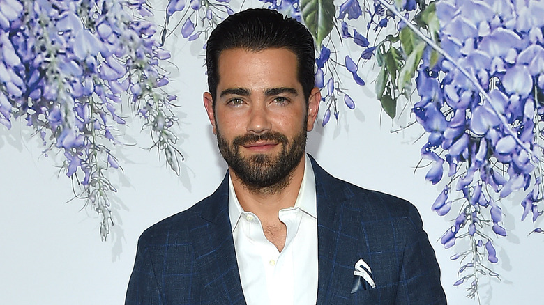 Jesse Metcalfe posant lors d'un événement Hallmark