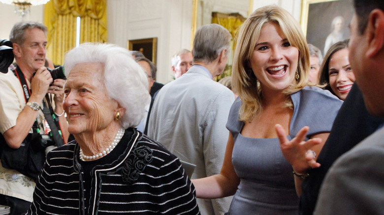 Barbara Bush marchant avec sa petite-fille Jenna Bush Hager