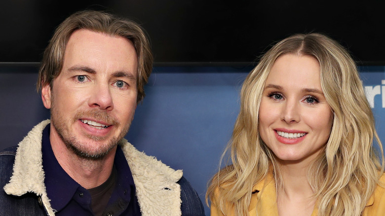 Kristen Bell et Dax Shepard sourient ensemble