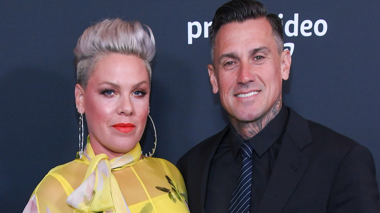 Rose posant avec Carey Hart