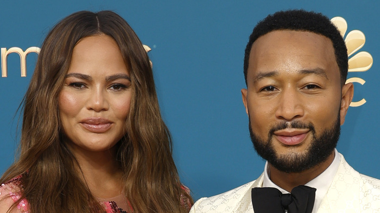 Chrissy Teigen souriant avec John Legend