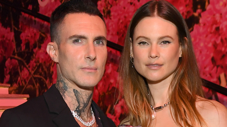 Behati Prinsloo et Adam Levine posant ensemble