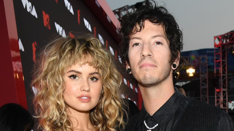 Debby Ryan et Josh Dun posant ensemble