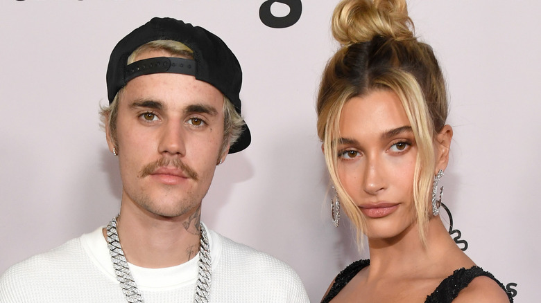 Justin et Hailey Bieber posant ensemble