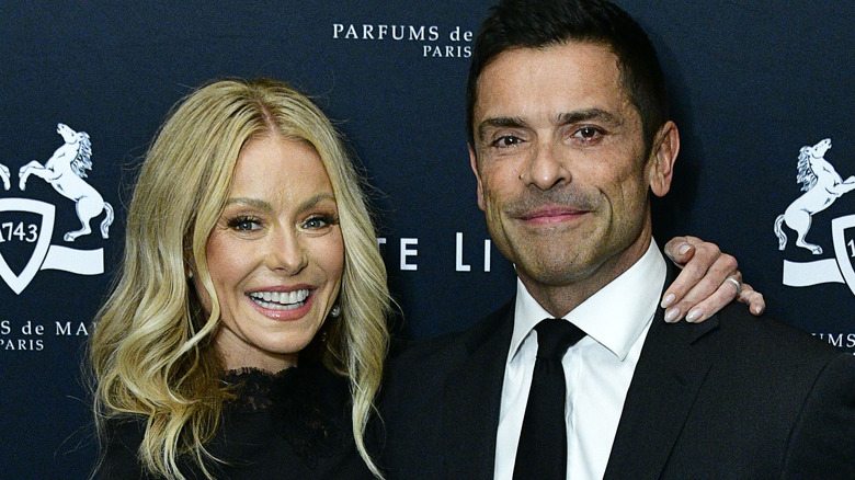 Kelly Ripa souriant avec Mark Consuelos