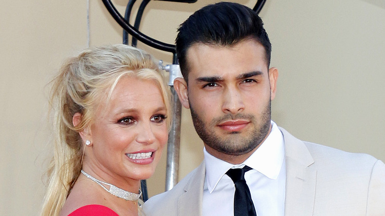 Britney Spears et Sam Asghari posent sur le tapis rouge