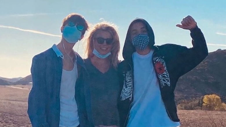 Britney Spears avec Sean et Jayden à l'extérieur