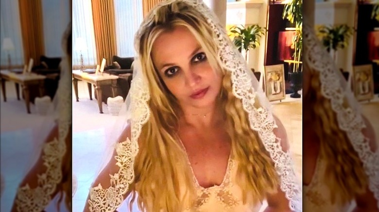 Britney Spears regarde la caméra en robe de mariée