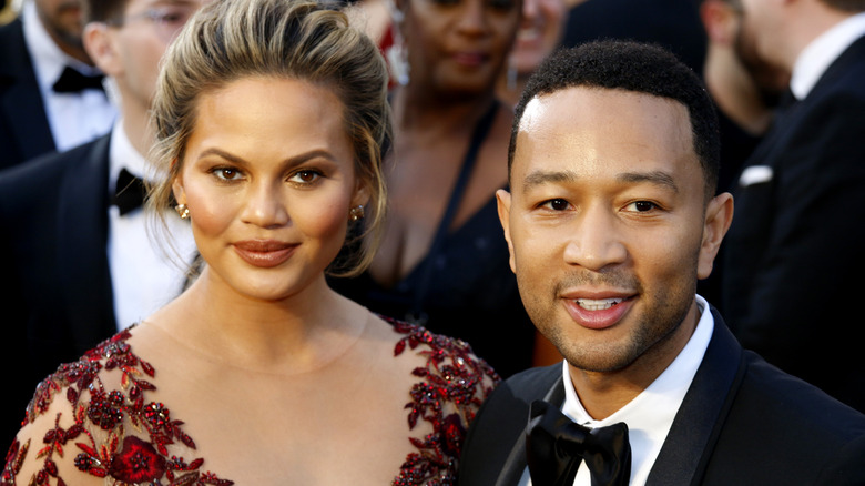 Chrissy Teigen et John Legend posent