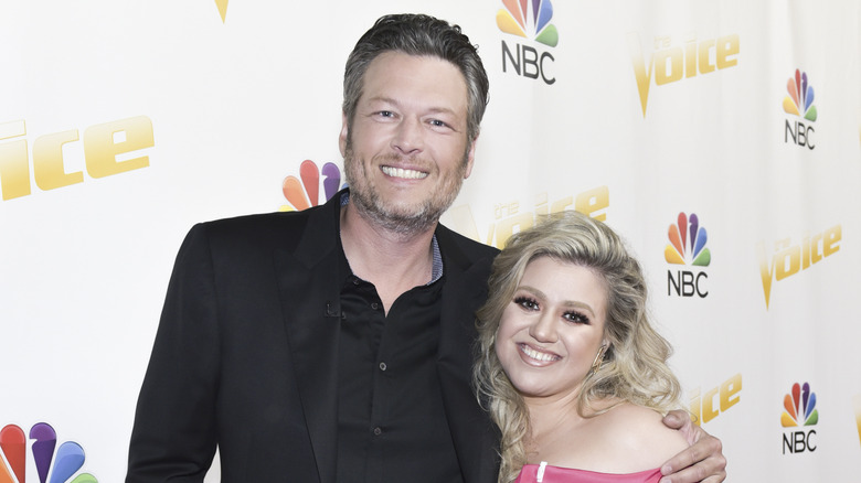 Blake Shelton posant avec Kelly Clarkson