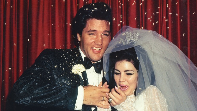 Elvis et Priscilla Presley le jour de leur mariage