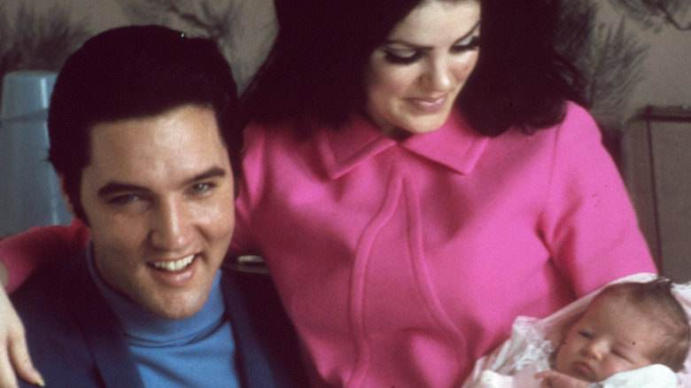 Elvis et Priscilla Presley tenant leur fille Lisa Marie Presley