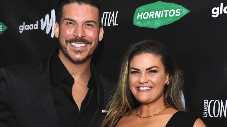 Jax Taylor et Brittany Cartwright sourient sur le tapis rouge