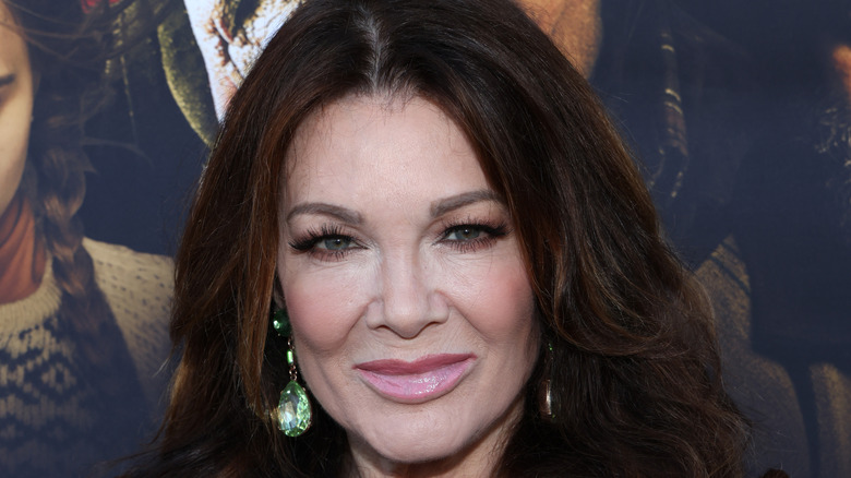 Lisa Vanderpump sourit boucles d'oreilles vertes