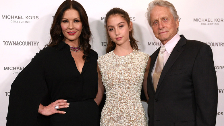 Catherine Zeta-Jones, Carys Zeta Douglas et Michael Douglas sur le tapis rouge