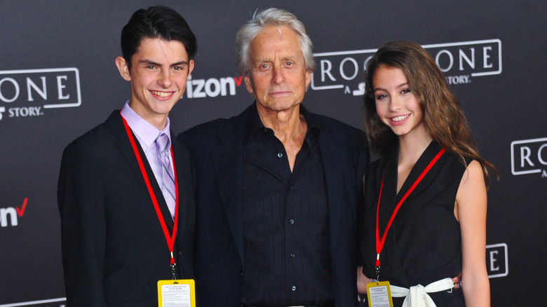 Michael Douglas posant avec Dylan et Carys 