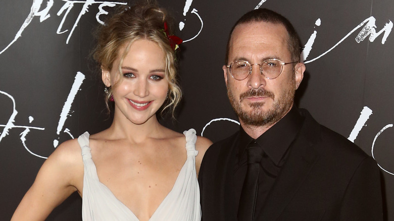 Jennifer Lawrence et Darren Aronofsky posant ensemble en 2017