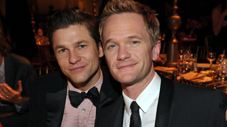 David Burtka et Neil Patrick Harris posant