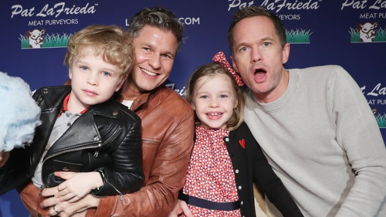 David Burtka et Neil Patrick Harris posant avec leurs enfants