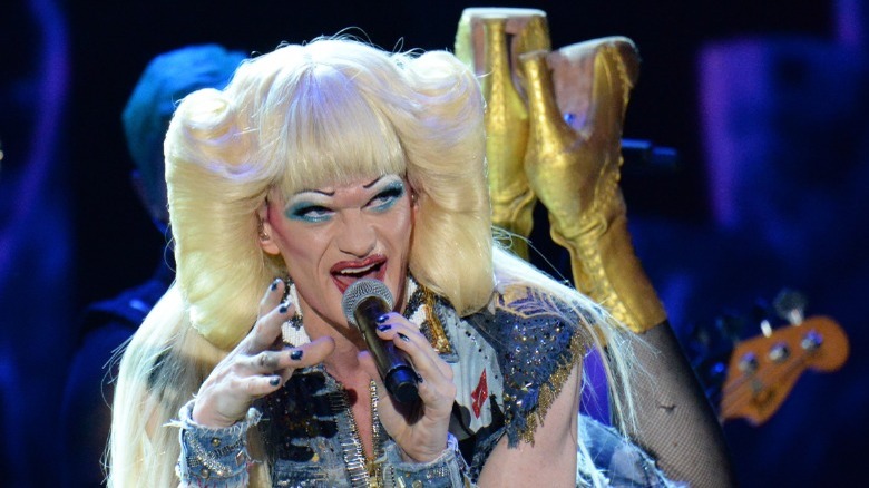 Neil Patrick Harris se produisant aux Tonys dans le rôle d'Hedwige