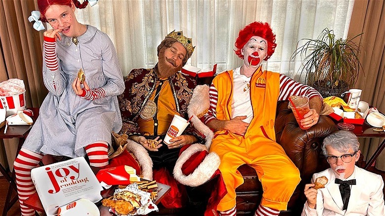 Neil Patrick Harris et sa famille entourés de fast food déguisés en mascottes