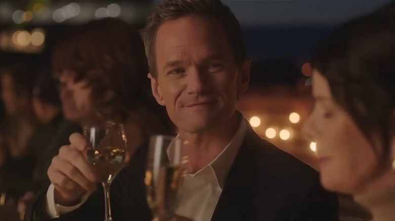 Neil Patrick Harris lève son verre dans Uncoupled