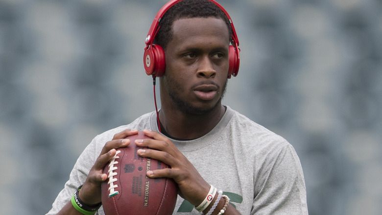 Geno Smith s'échauffe avant un match.