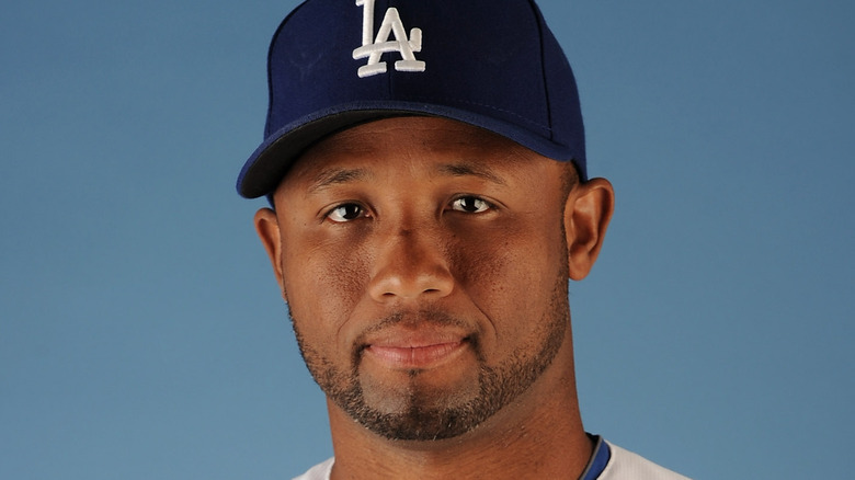 Román Colón en casquette des Dodgers