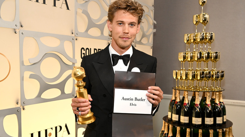 Austin Butler posant avec Award