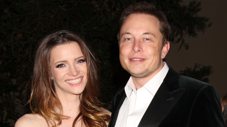 Talulah Riley souriant avec Elon Musk