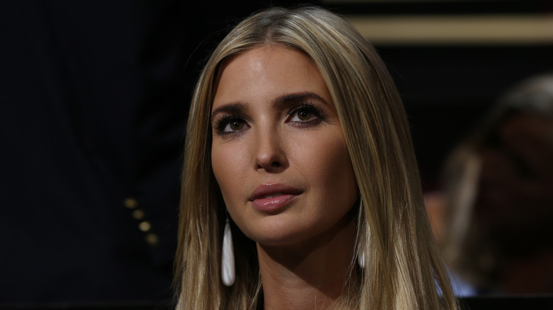 Ivanka Trump regarde de côté