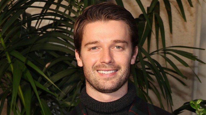 Patrick Schwarzenegger souriant