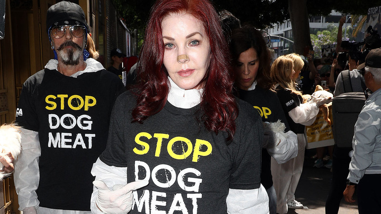 Priscilla Presley porte une chemise 