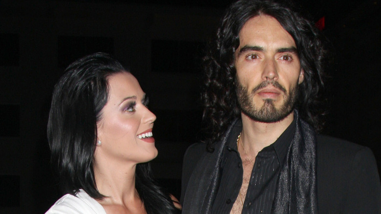 Katy Perry regarde Russell Brand