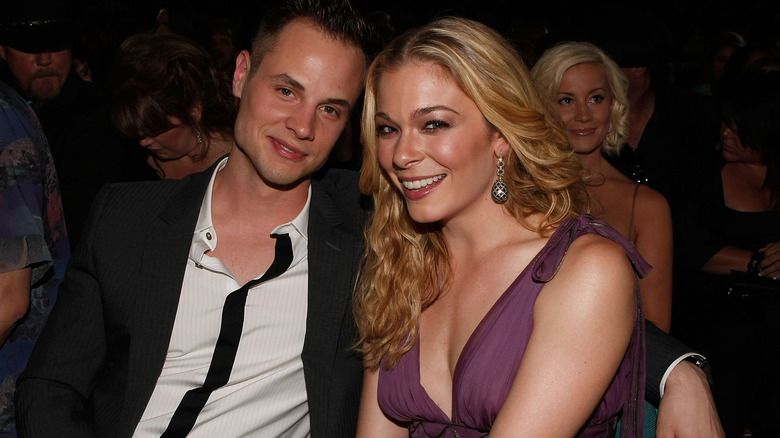 LeAnn Rimes et Dean Sheremet, assis et souriants