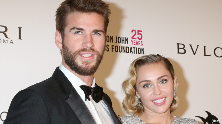 Liam Hemsworth posant avec Miley Cyrus