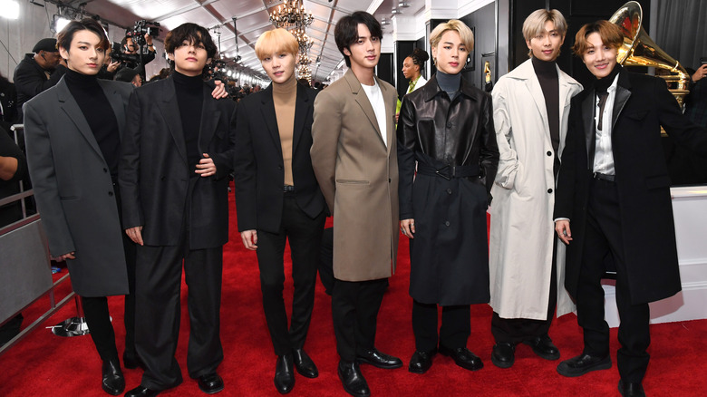 BTS posant aux Grammy Awards