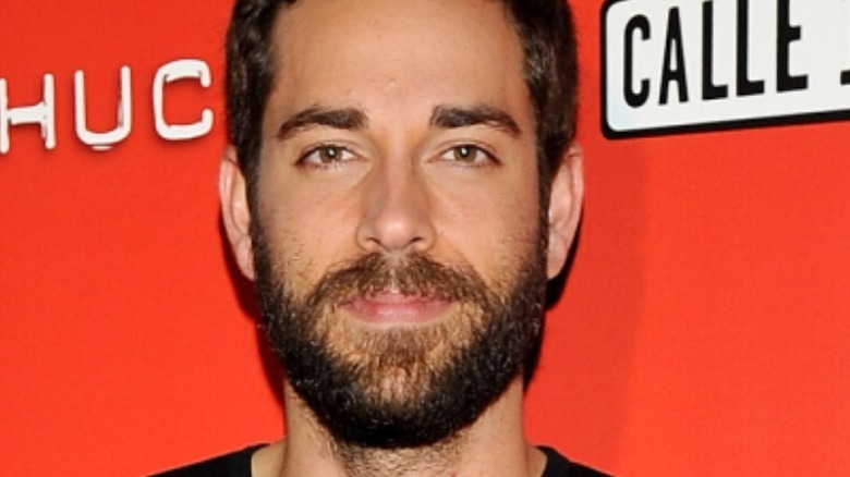 Zachary Levi fond rouge