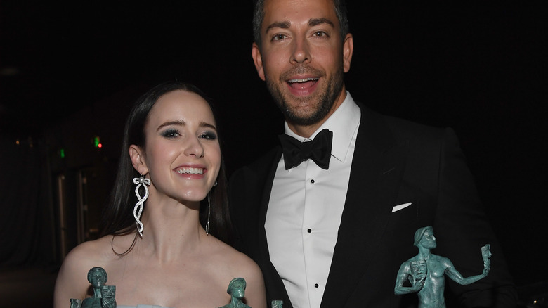 Zachary Levi et Rachel Brosnahan avec des récompenses