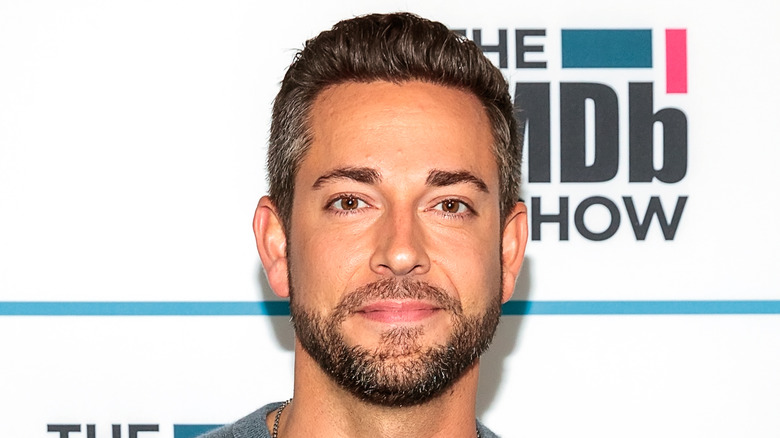 Zachary Levi pose pour les caméras